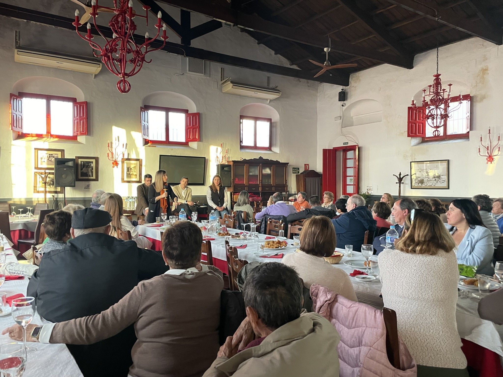 El PSOE traslada a pensionistas de Valverde la subida de las pensiones del Gobierno que benefician a 2.800 personas en la localidad