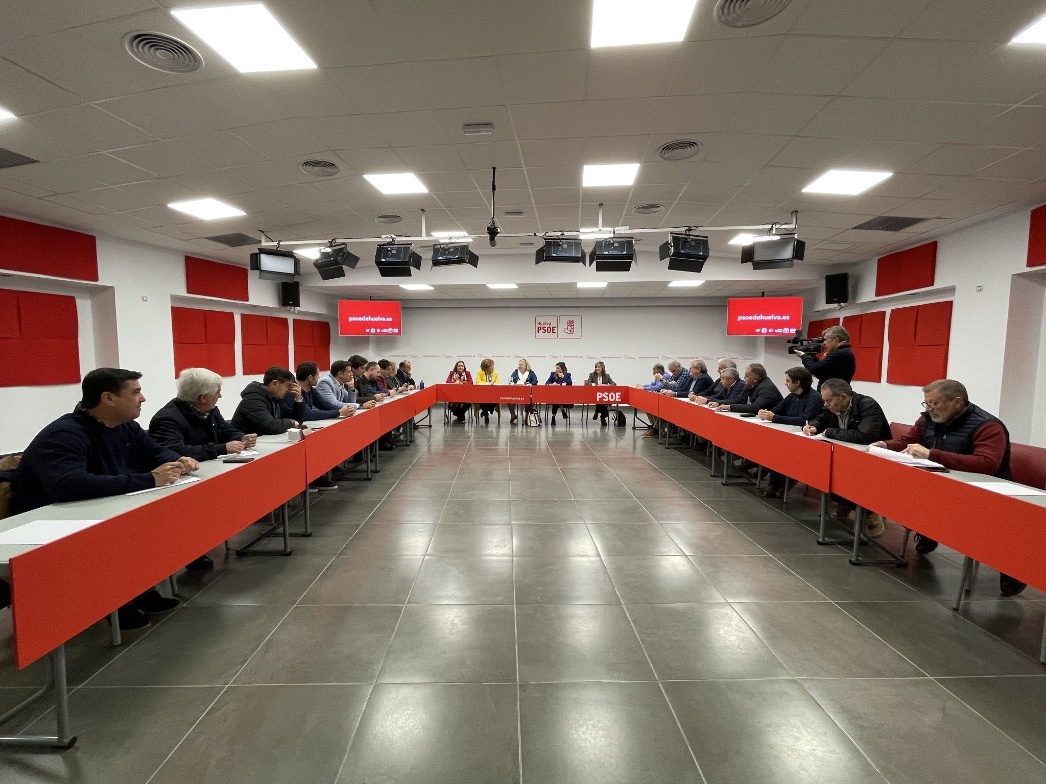 El PSOE se reúne con los sectores agrícola y pesquero de la provincia para «escucharlos» y «afianzar su competitividad»