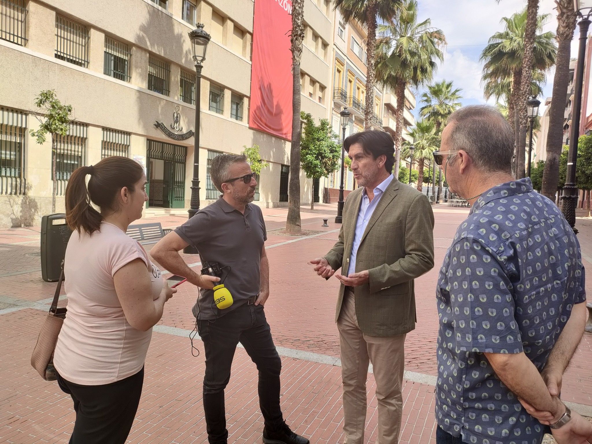 El PSOE dice que la UCI del Juan Ramón Jiménez está en «peligro» por el «riesgo» de «perder siete intensivistas»