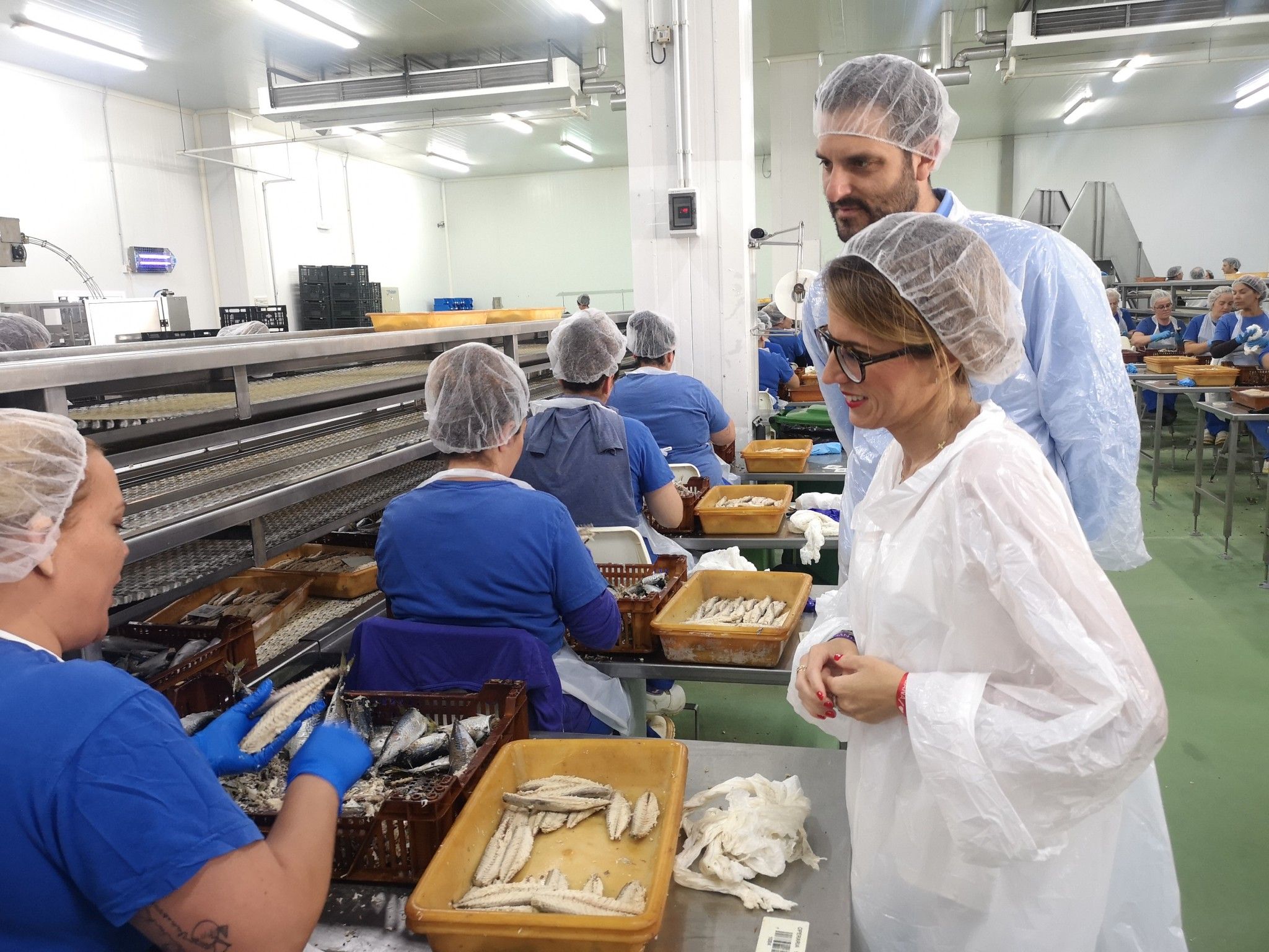 Natalia Santos estrecha lazos con la industria conservera de Ayamonte, uno de los puntales de la economía de la Costa Occidental