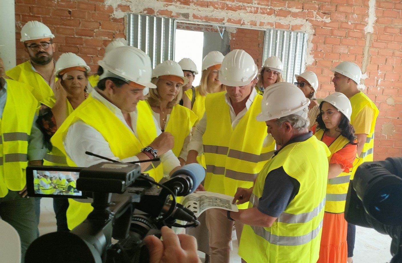 Gabriel Cruz señala que el centro para enfermos de Alzheimer de Bollullos es ejemplo de cómo se articulan los recursos públicos en beneficio de la sociedad