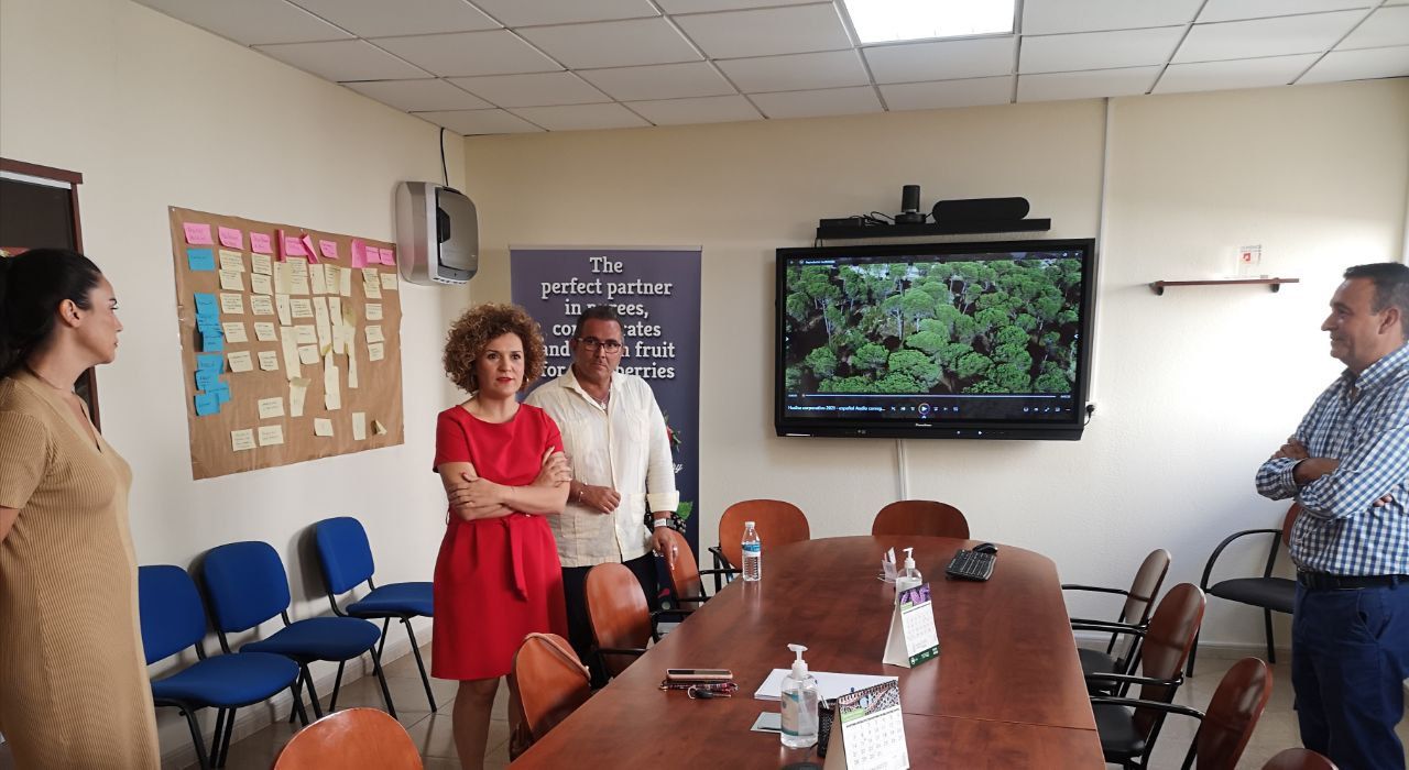 María Eugenia Limón traslada el compromiso del PSOE con la agroindustria, con partidas para infraestructuras hidráulicas, modernización de regadíos e innovación