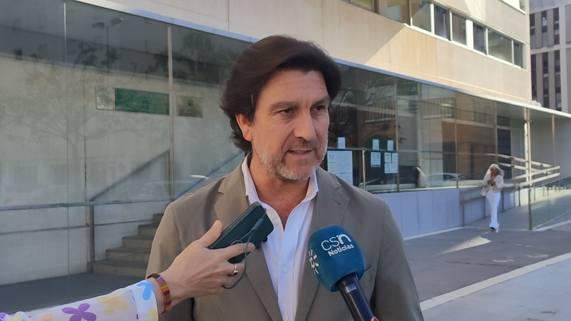 El PSOE exige una respuesta inmediata a la falta de plazas en el transporte escolar que sufren los alumnos de Cala y Arroyomolinos de León
