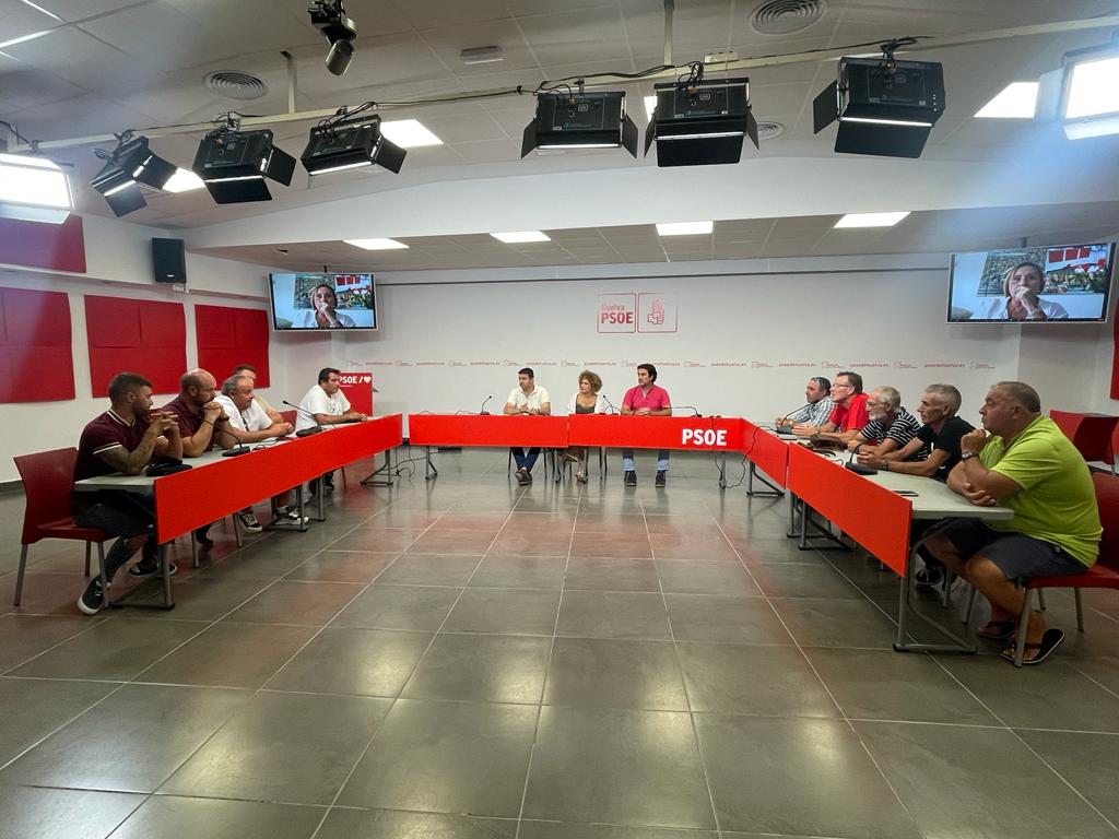 El PSOE apoya las reivindicaciones del sector de la coquina que reclama una parada biológica hasta que se reponga la especie