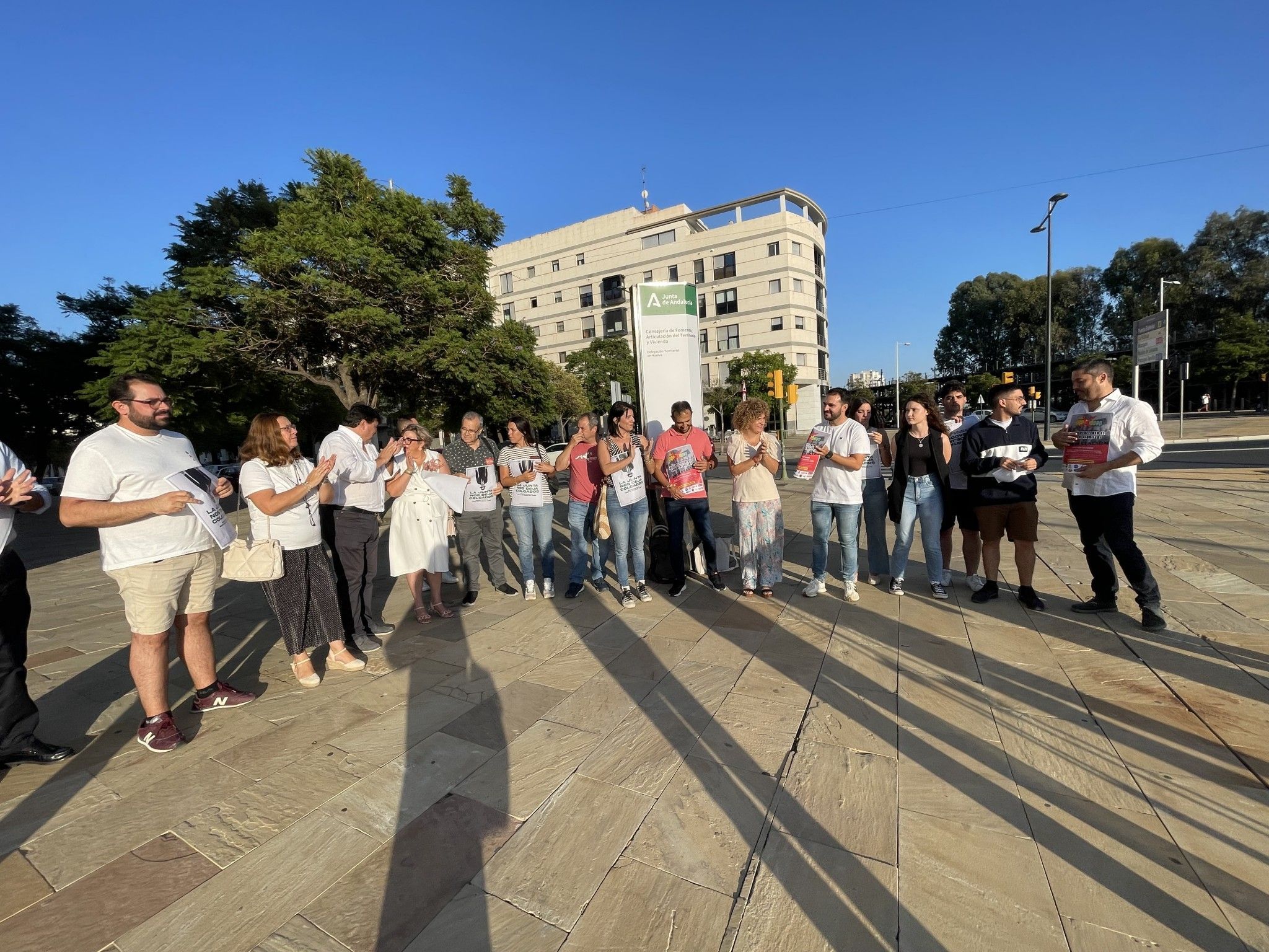 El PSOE y JSA-Huelva se unen a los jóvenes en su concentración para reclamar a Moreno Bonilla el pago del Bono Alquiler Joven