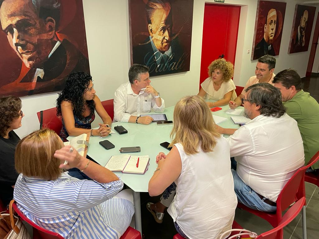 El PSOE analiza con los sindicatos del sector educativo las deficiencias del inicio de curso