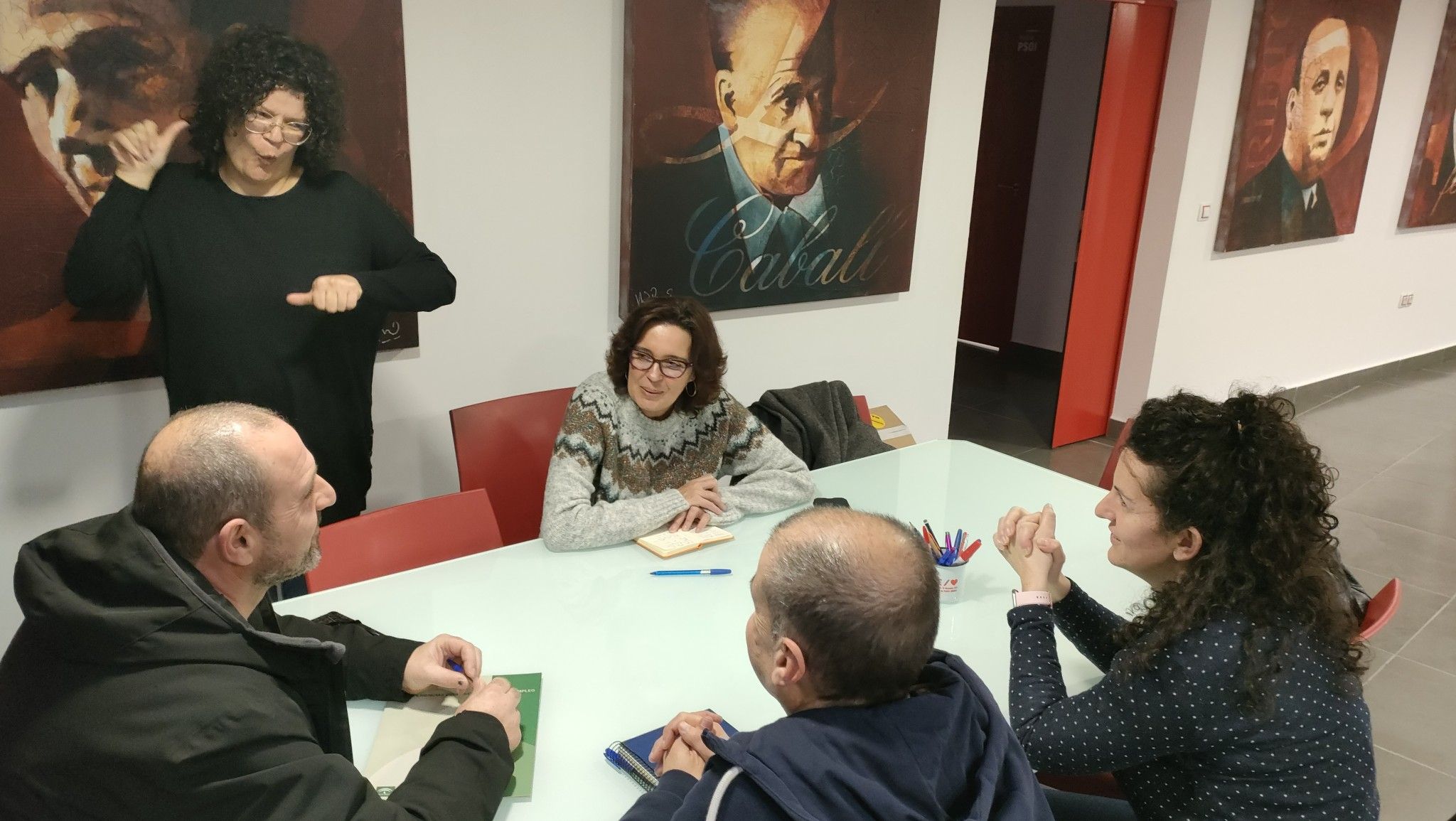 El PSOE reclama mejorar las condiciones laborales de los intérpretes de lenguaje de signos que influye en los niños y niñas con discapacidad auditiva