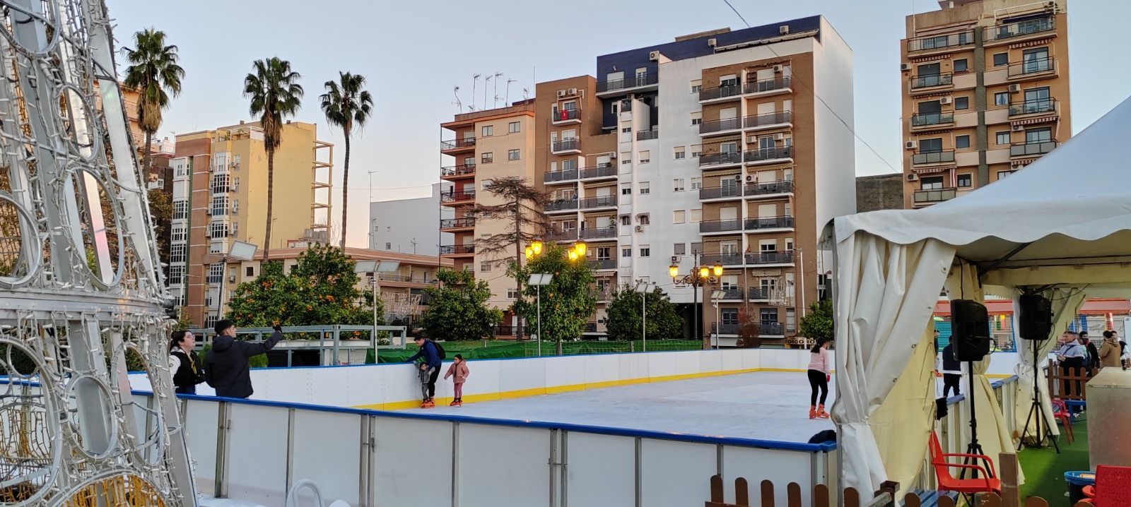 El PSOE le exige a Pilar Miranda que le devuelva a cada niño los 5 euros “cobrados ilegalmente” por una entrada para la pista de hielo