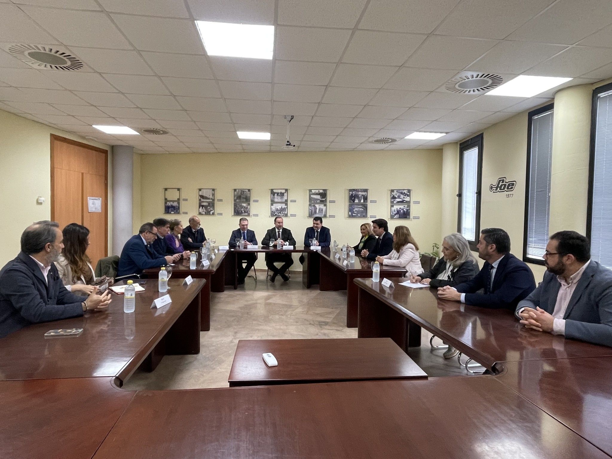 Gabriel Cruz incide en un encuentro en la FOE en el compromiso de trabajar unidos para que Huelva avance en temas fundamentales como las infraestructuras
