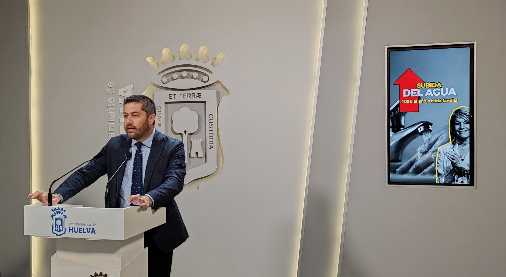 El PSOE acusa a Pilar Miranda de “estafar a los onubenses” con una subida del agua “sin precedentes”
