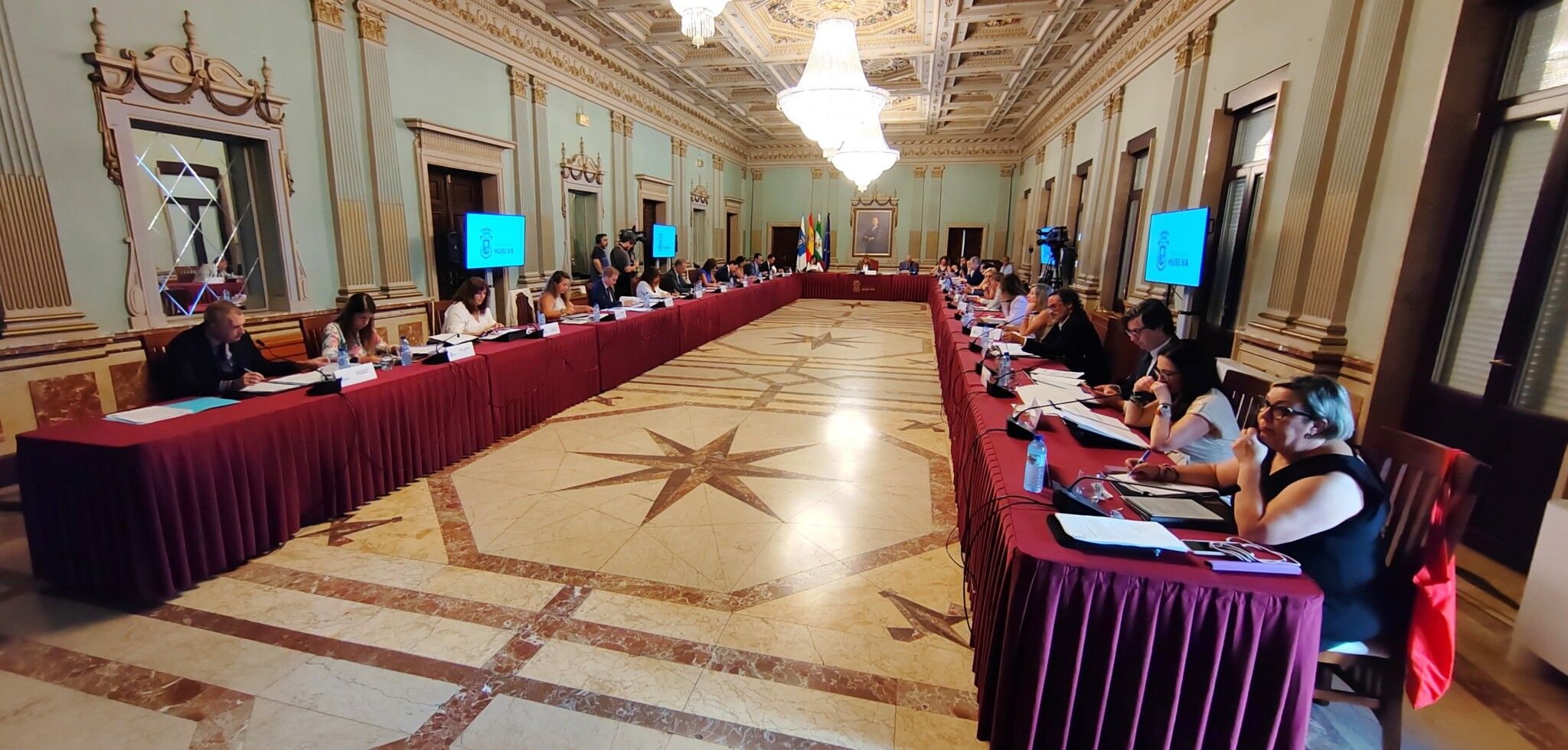 El PP aprueba en solitario la subida del 15% del IBI “como regalo de Colombinas de Pilar Miranda”