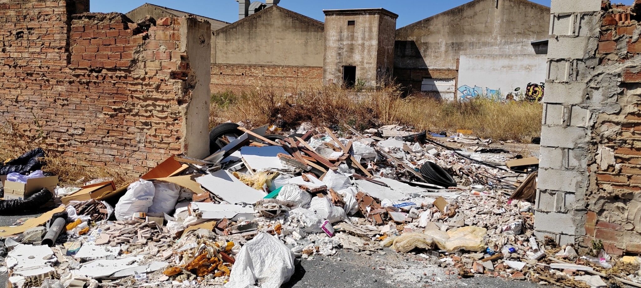 El PSOE denuncia la existencia de vertederos incontrolados en los polígonos industriales y exige planes especiales de limpieza