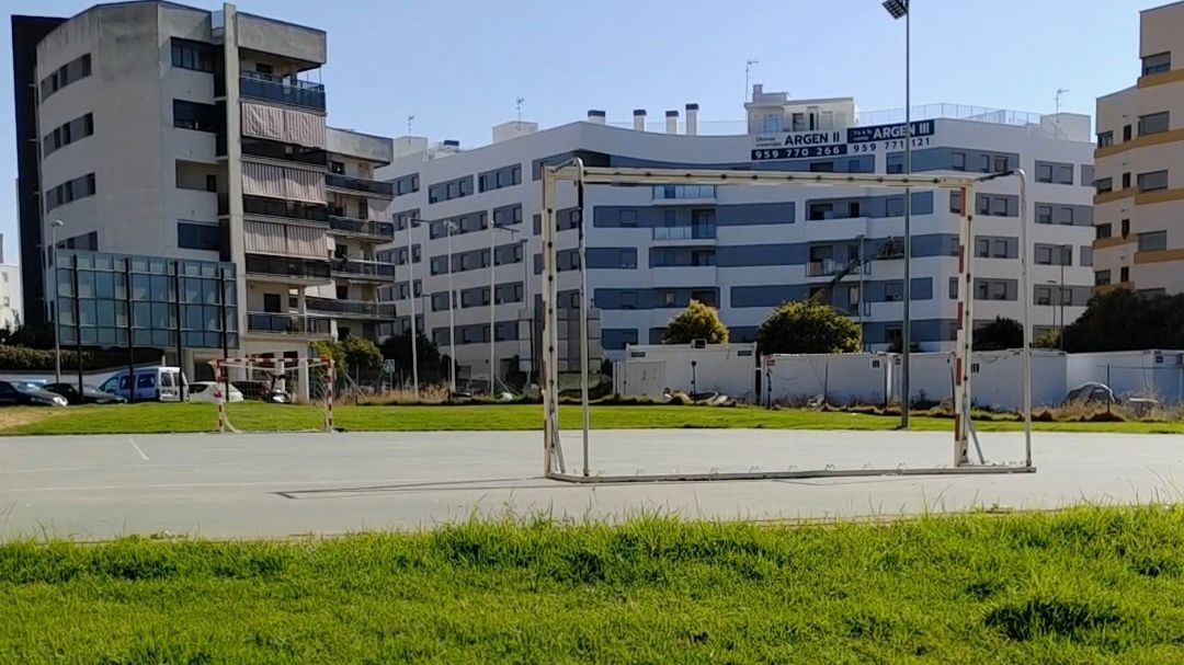 Las pistas deportivas de La Morana permanecen sin vallas desde que las derribó la borrasca Bernard hace once meses