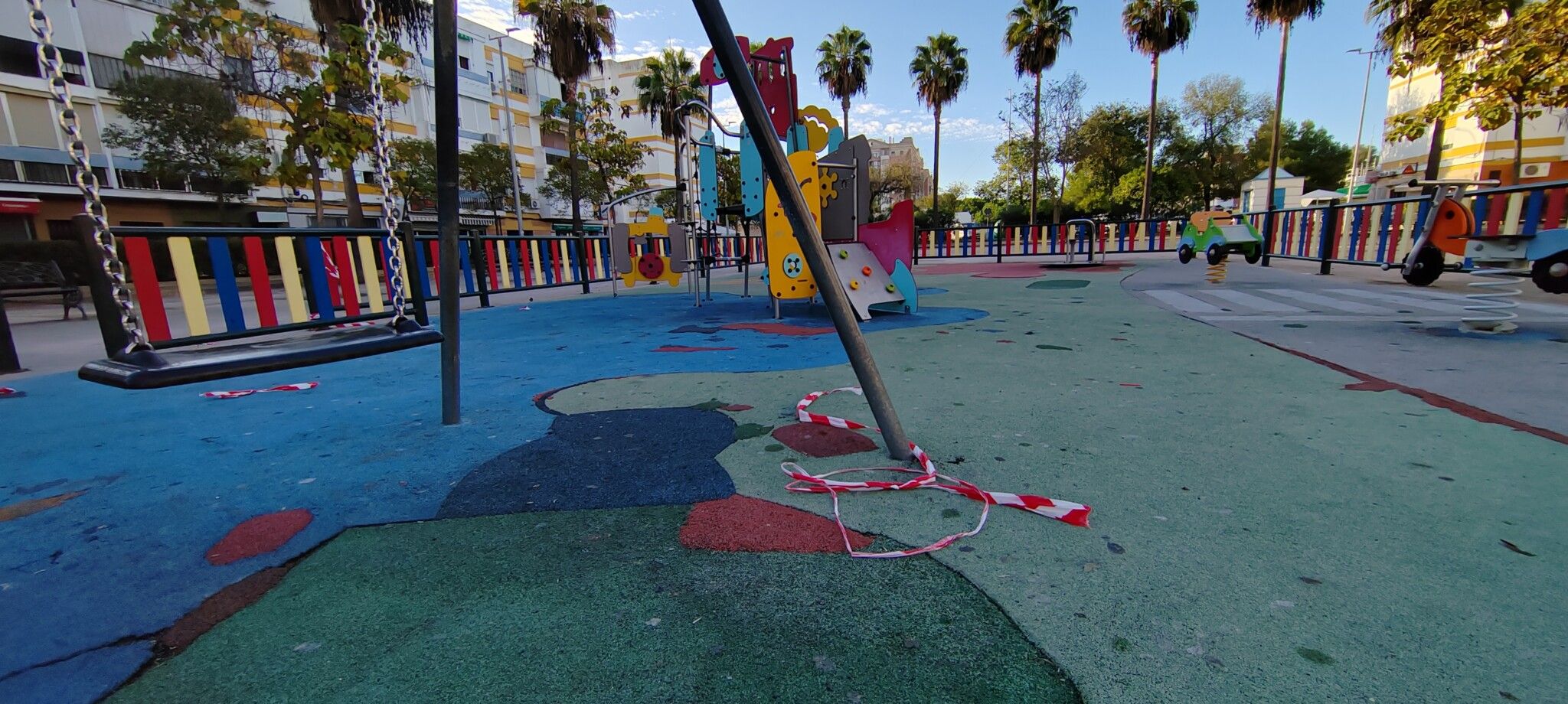 El PSOE denuncia el “abandono” de la Plaza Andévalo en La Orden y el “peligroso estado” del parque infantil