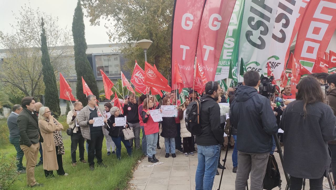 El PSOE muestra su apoyo a los sanitarios en la concentración convocada por los sindicatos en contra de las agresiones a estos profesionales