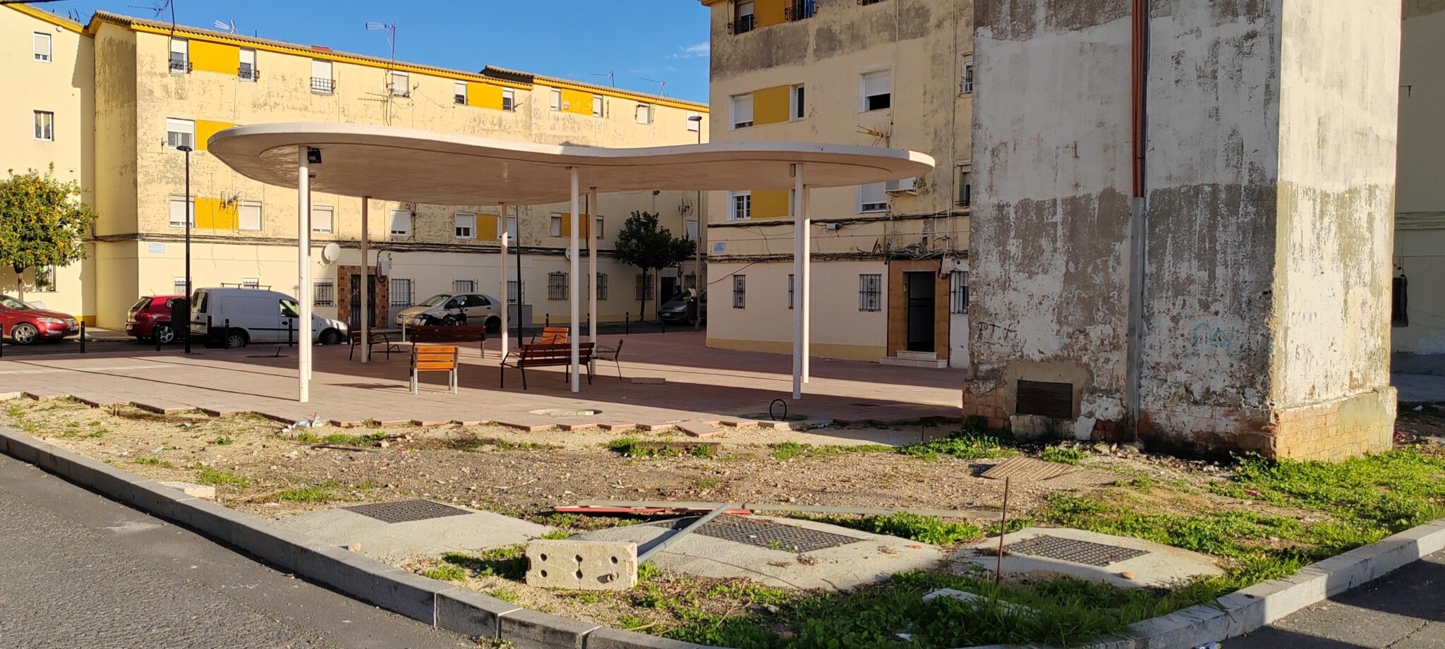 El PSOE denuncia el abandono desde hace un año de las obras inacabadas en dos plazas de Pérez Cubillas