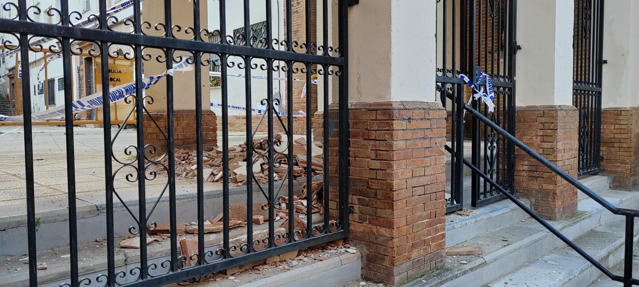 El PSOE denuncia la “dejación de funciones de Pilar Miranda” en las viviendas de la Casa Grande tras el derrumbe de parte del techo de la entrada