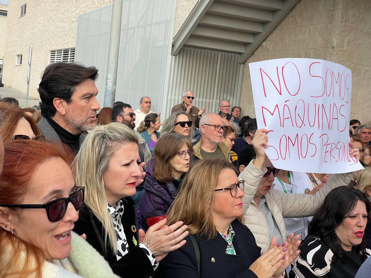 El PSOE de Huelva tilda de “salvajada” que Moreno Bonilla elimine el servicio de cirugía vascular del Juan Ramón Jiménez