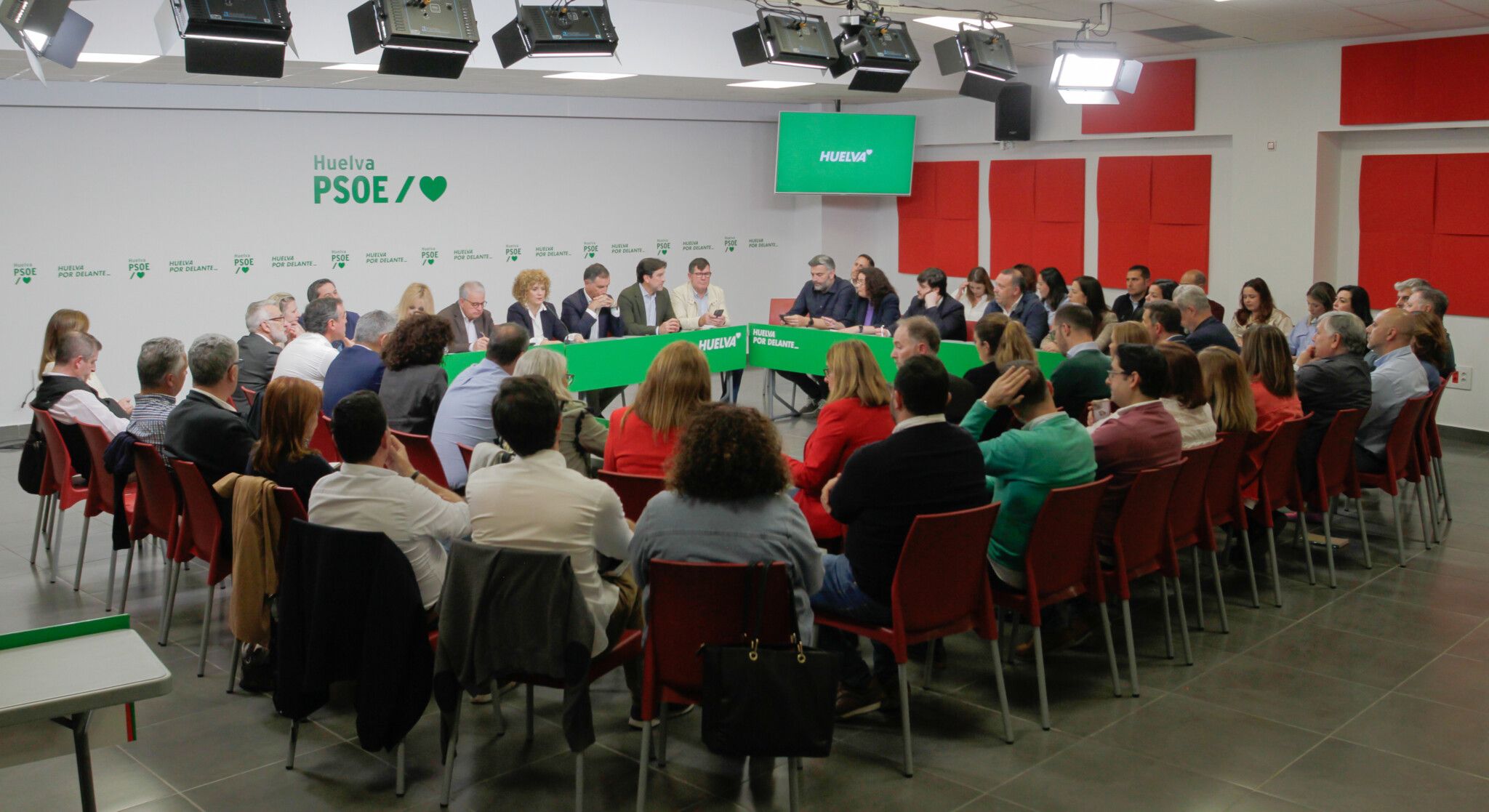 La nueva Ejecutiva del PSOE se reúne para «poner los cimientos» de su proyecto con «las personas en el centro»