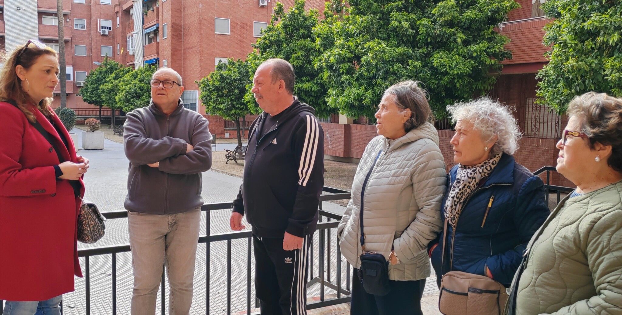 El PSOE alerta del grave riesgo de hundimiento en la Plaza Alonso Quijano en Los Rosales ante la “inacción” del Ayuntamiento