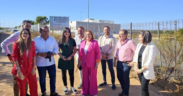Representantes del PSOE en la Costa tachan de “insultante” el folleto del PP sobre inversiones en sanidad en Huelva, con el Chare abandonado