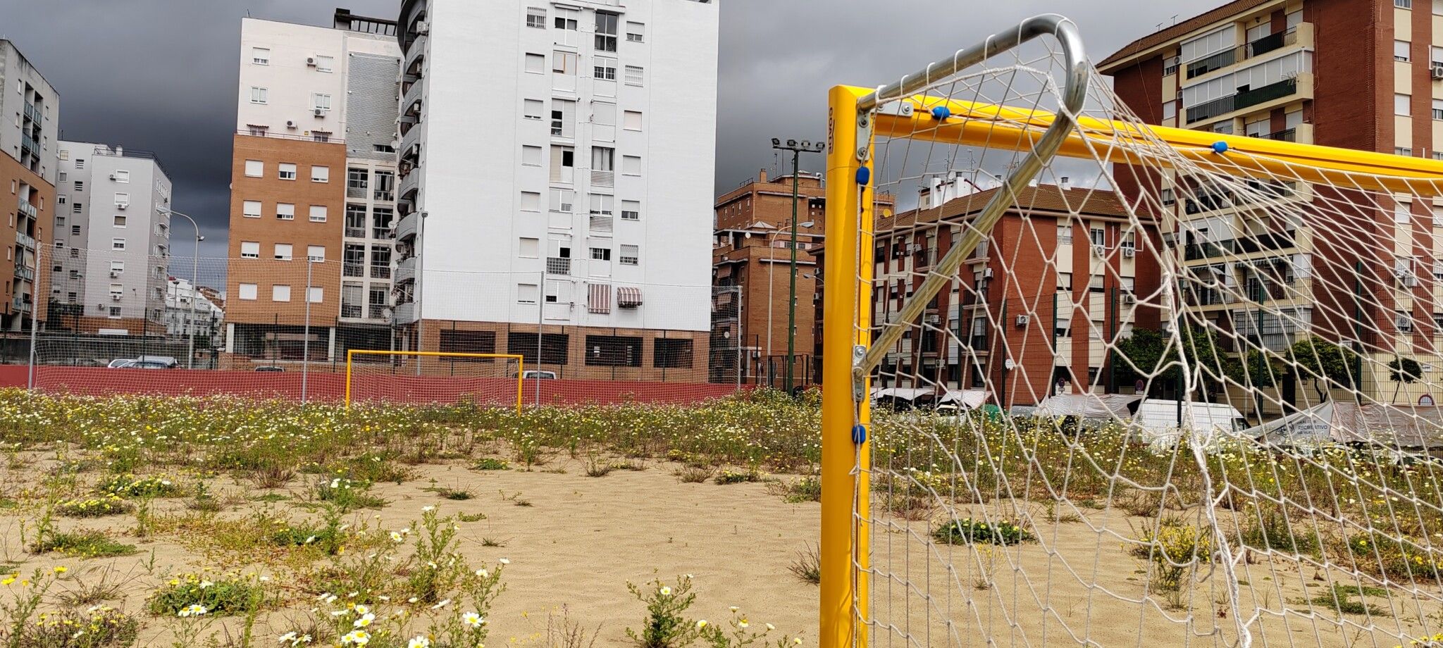El PSOE denuncia que el campo de fútbol playa de la calle Jabugo se ha convertido en un solar abandonado lleno de maleza