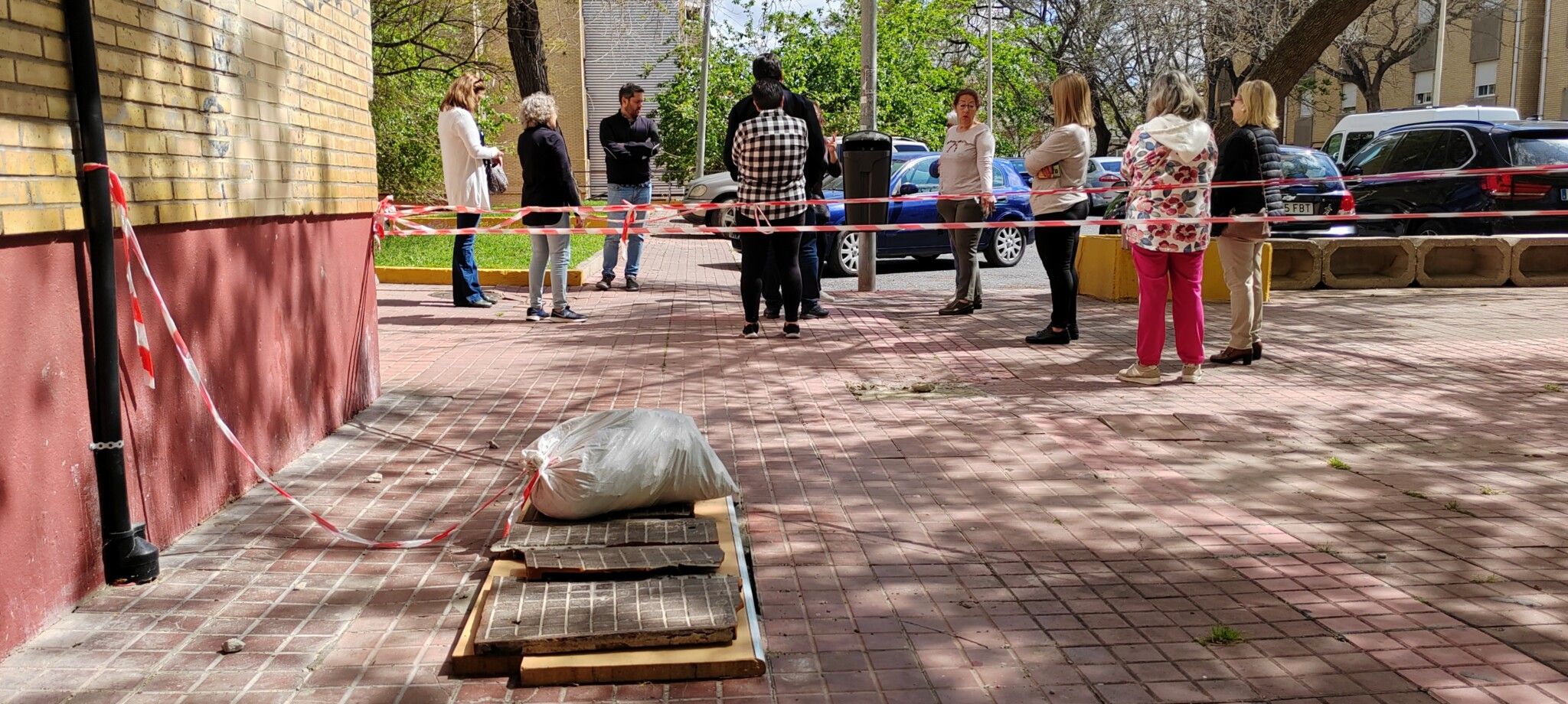 El PSOE exige al Ayuntamiento de Huelva la reparación urgente de la Plaza La Serrana tras los graves desperfectos provocados por una obra con licencia municipal