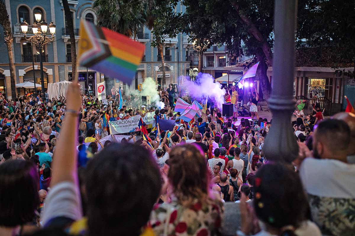 El Ayuntamiento de Huelva tacha de “diferentes” a las personas del colectivo LGTBIQ+ en un cartel publicado en sus redes sociales
