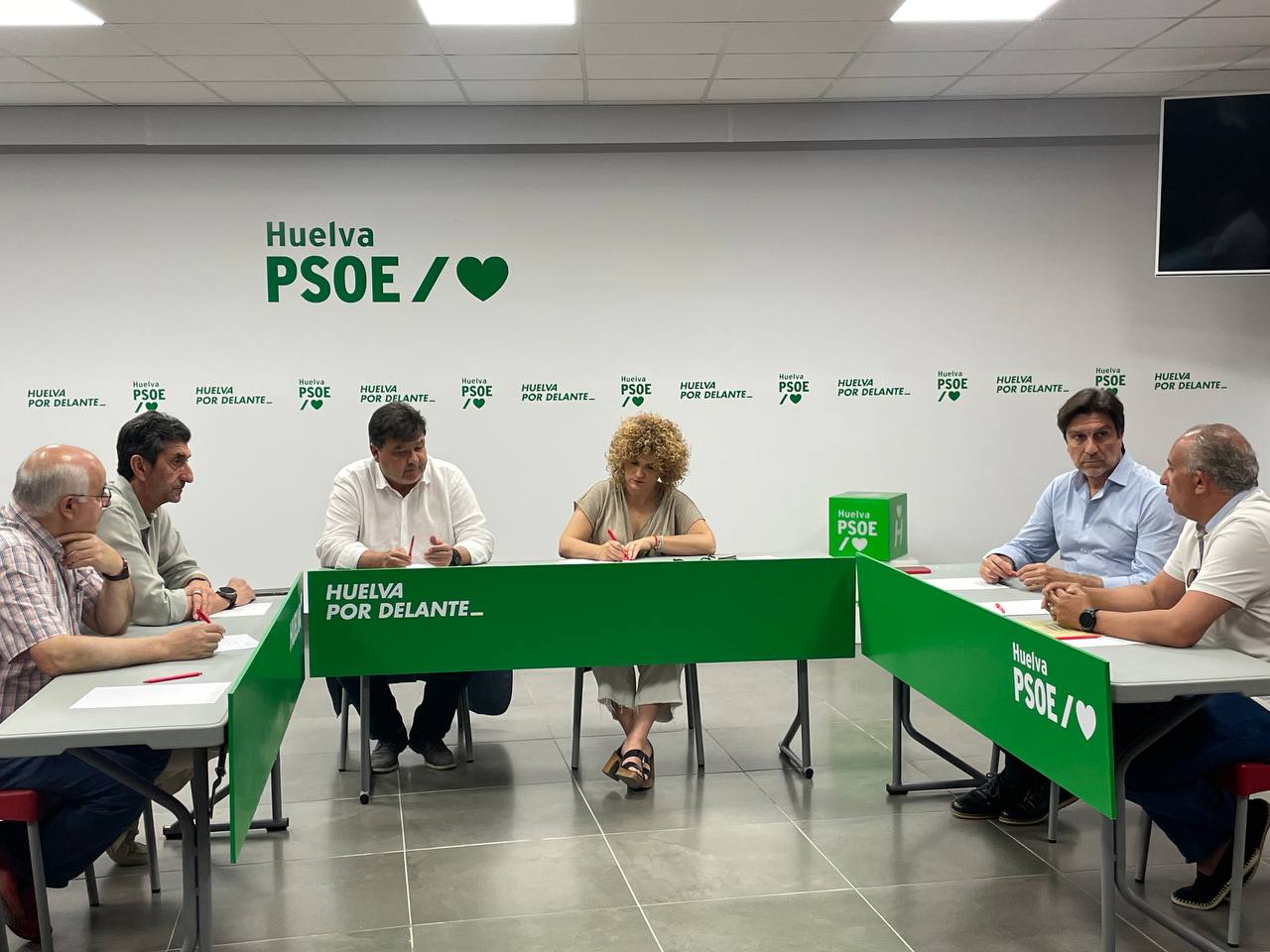 UGT FICA y PSOE de Huelva mantienen un encuentro para abordar la situación de los trabajadores de Fertiberia