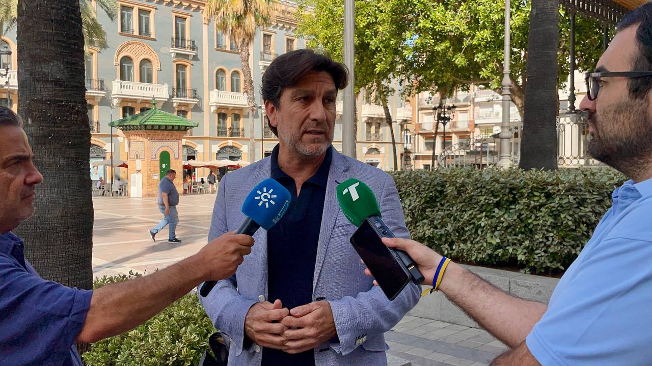 El PSOE denuncia la situación “tercermundista” en la planta de oncología del Hospital Juan Ramón Jiménez por la falta de climatización