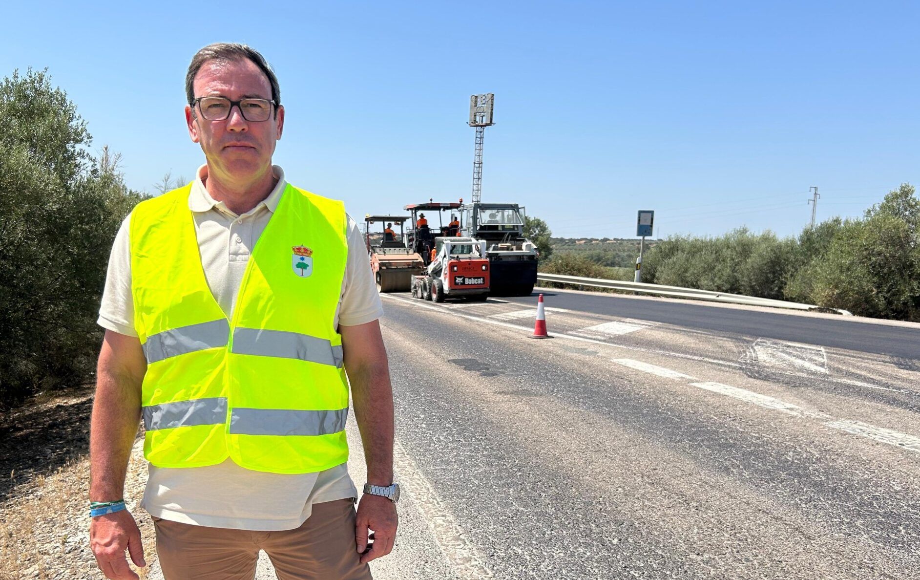 Antonio Manuel Rubio: “No nos conformamos con que asfalten solo el puente; llevamos años reclamando una actuación integral para garantizar la seguridad de los vecinos y vecinas”