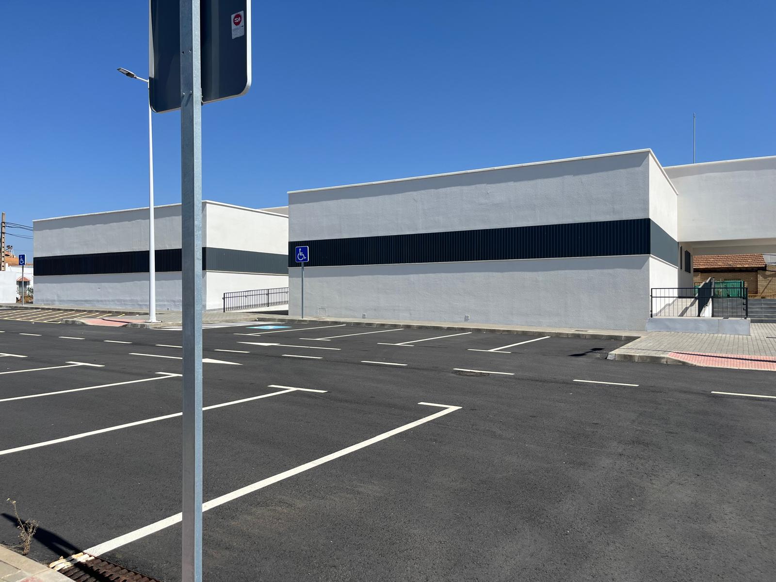 El nuevo centro de salud de Corrales, terminado hace ya más de un año, sigue con sus puertas cerradas por el abandono del PP