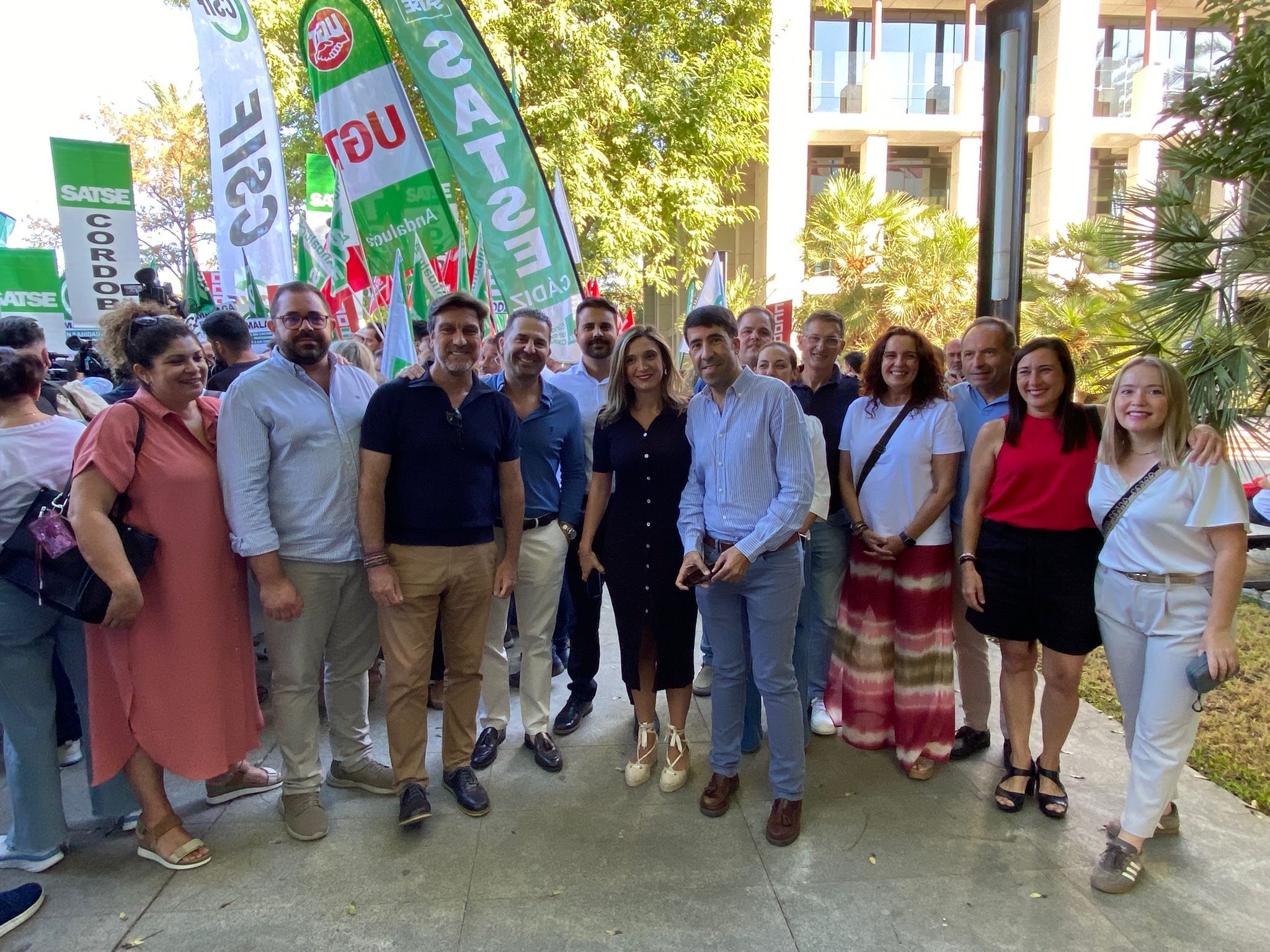 PSOE de Huelva muestra en Sevilla su respaldo total a las Mareas Blancas en su entrega de firmas en defensa de la sanidad pública
