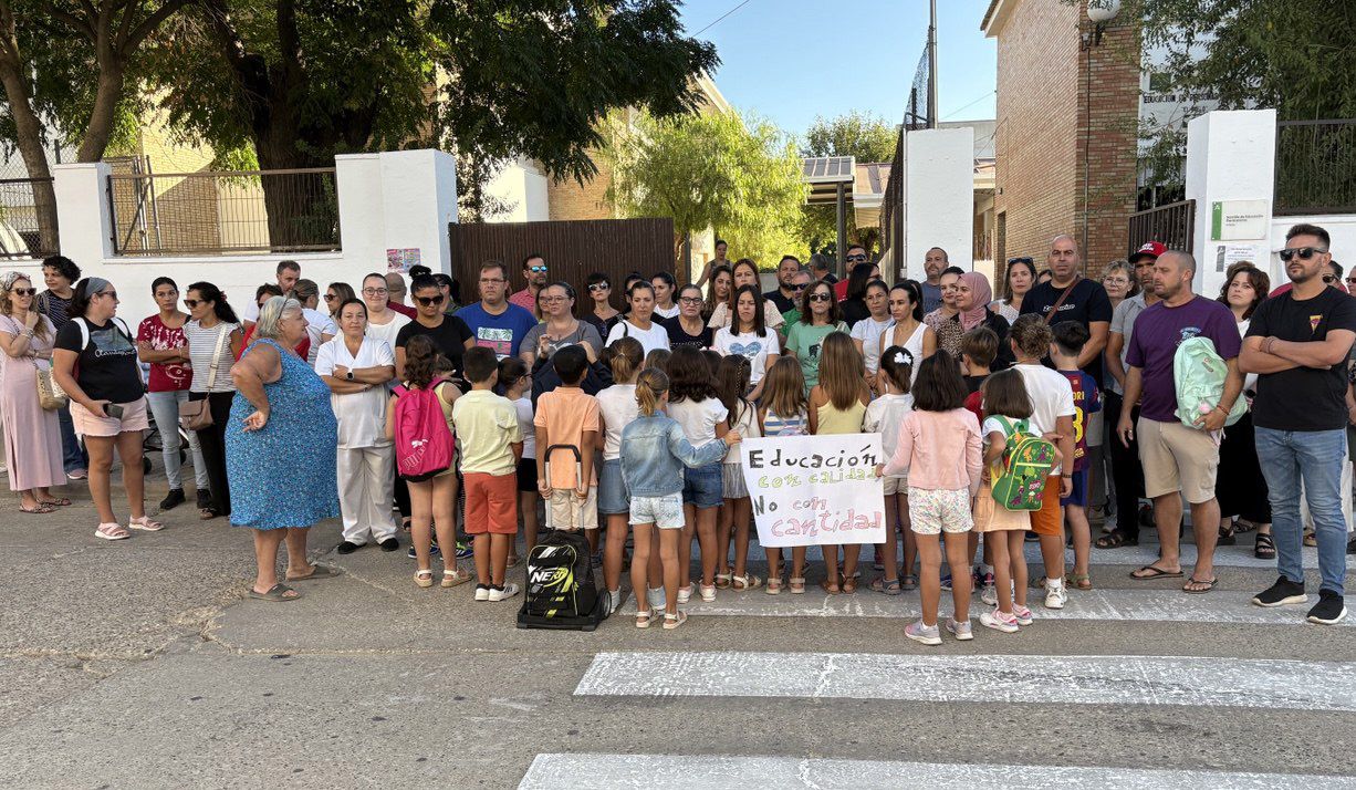 Padres y madres del CEIP Fray Claudio de Trigueros se concentran en la puerta del centro para pedir a la Junta el desdoble de 2º de Primaria