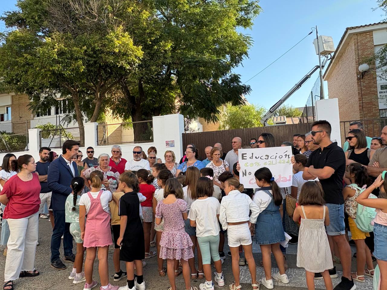 El PSOE de Huelva denuncia el hacinamiento en el CEIP Fray Claudio de Trigueros y acusa a Moreno Bonilla de “destrozar la educación pública”