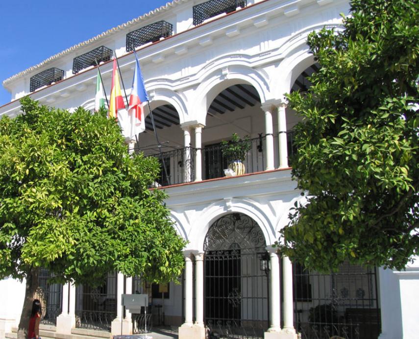 El PSOE de Almonte califica de «cacicada» la decisión del alcalde de convocar un pleno extraordinario en plena Romería de El Rocío