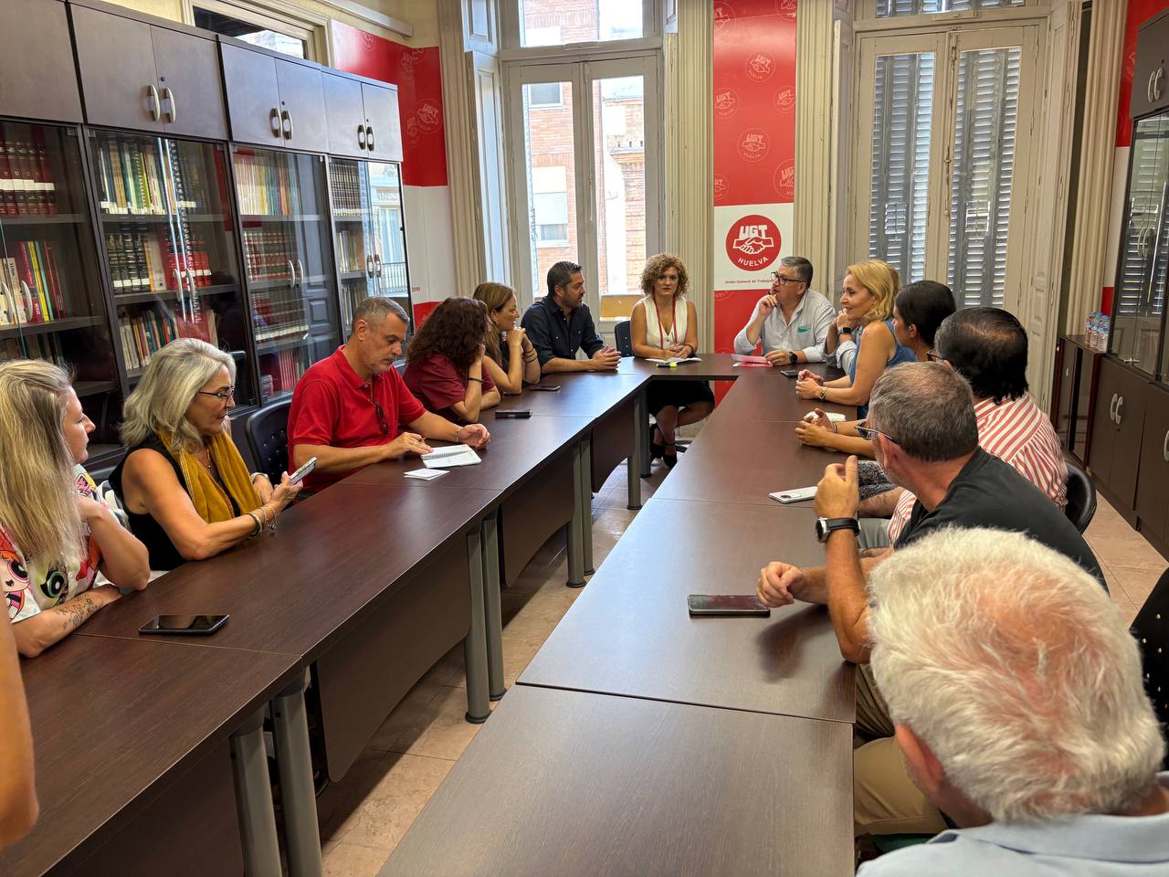 PSOE y UGT de Huelva reclaman la reducción de la jornada laboral y denuncian el rechazo del PP a los derechos de las personas trabajadoras