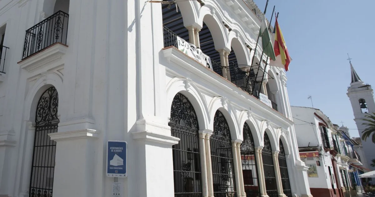 El PSOE de Almonte pide al alcalde que cese el agravio a los empleados municipales, mientras despilfarra dinero público y desmantela servicios