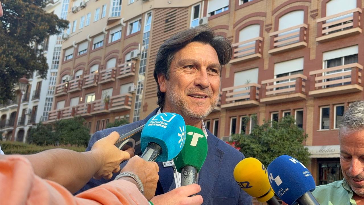 El PSOE acusa al alcalde de Punta Umbría de mentir con los chiringuitos y recuerda que votó en contra de su regularización siendo concejal