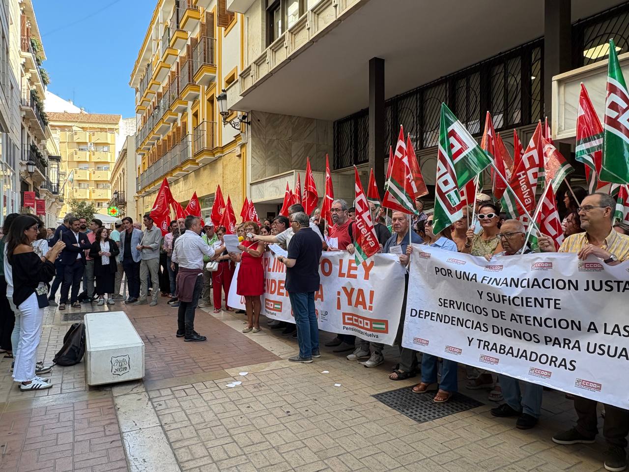 El PSOE de Huelva denuncia el colapso de la Dependencia y el abandono de las personas mayores por parte de la Junta de Andalucía