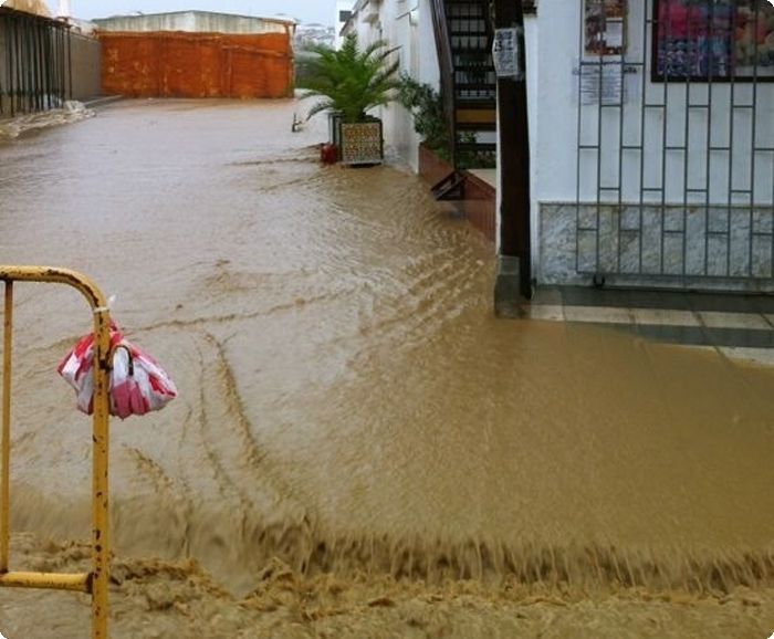 PSOE lamenta las inundaciones en Palos y critica la inoperancia del alcalde para evitarlas, pese a que alardea de contar con superávit en las arcas