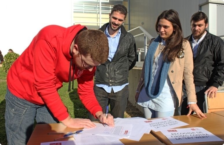 Juventudes Socialistas de Andalucía inicia en Huelva la recogida de firmas contra la ley Wert