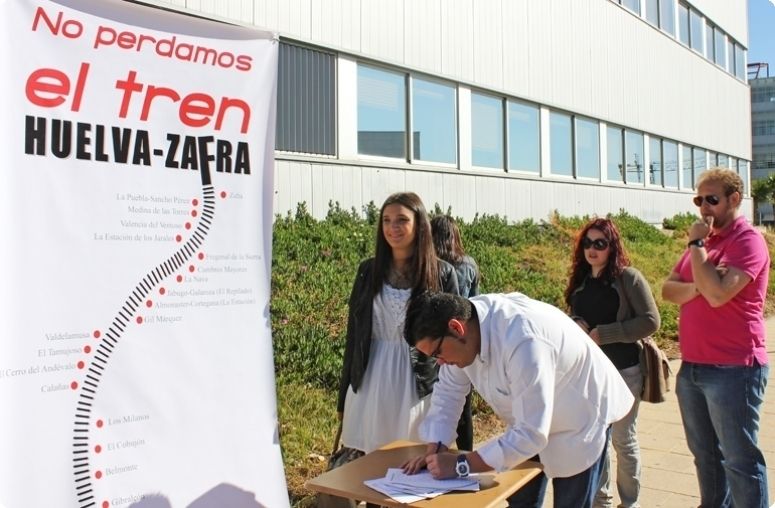 Juventudes Socialistas recoge firmas contra el cierre de la línea Huelva-Zafra