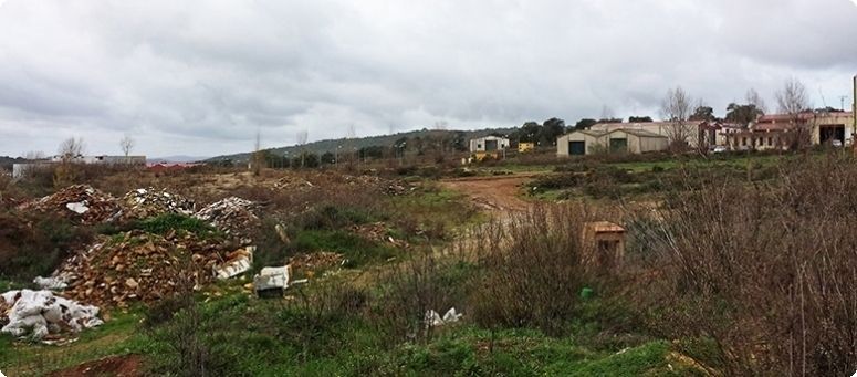 PSOE denuncia el abandono del polígono industrial El Pontón que se ha convertido en un depósito ilegal de escombros