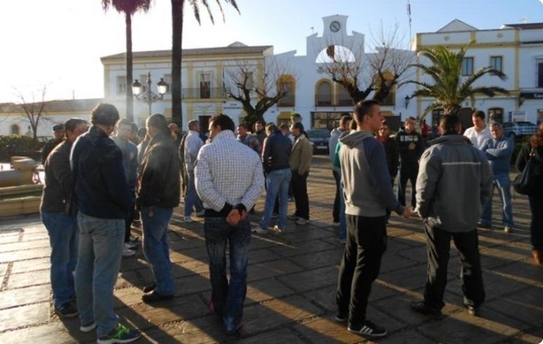 PSOE advierte de que más de 70 familias podrían quedarse sin trabajo por una nula gestión del alcalde del PP