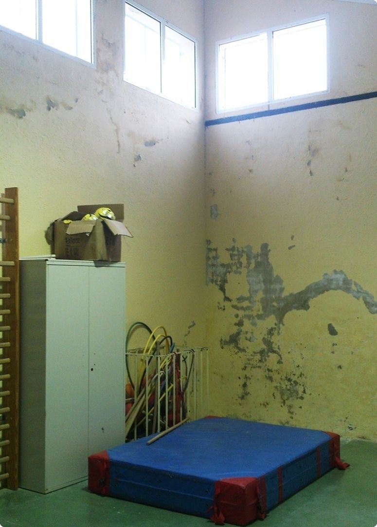 PSOE le pide al Ayuntamiento que mejore la limpieza y arregle la cubierta del gimnasio del colegio Virgen de Luna ante las quejas de padres y profesores