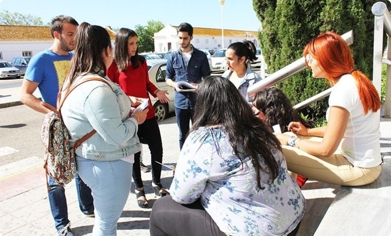 PSOE exige al Gobierno del PP saber el dinero que se les va a dar a los universitarios onubenses por las becas concedidas