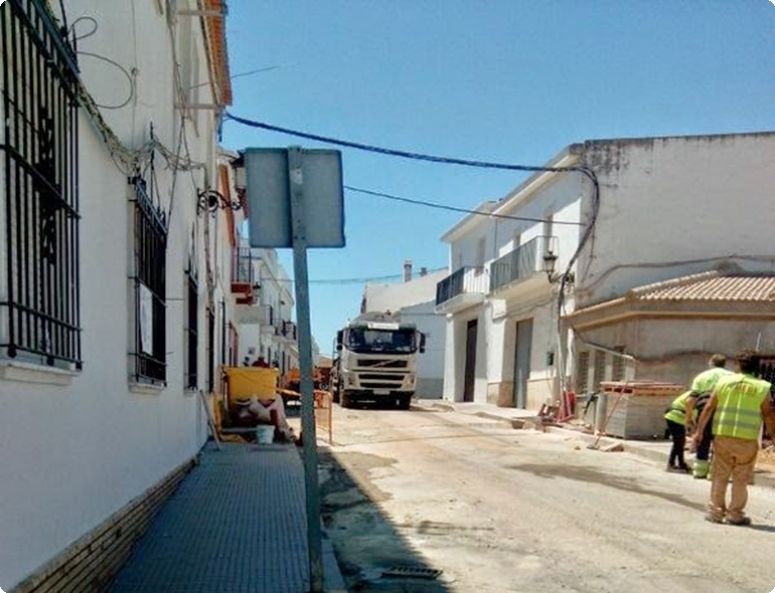 PSOE denuncia el caos en la gestión de las obras de asfaltado que ha dejado incomunicadas a un centenar de familias, dependientes y negocios