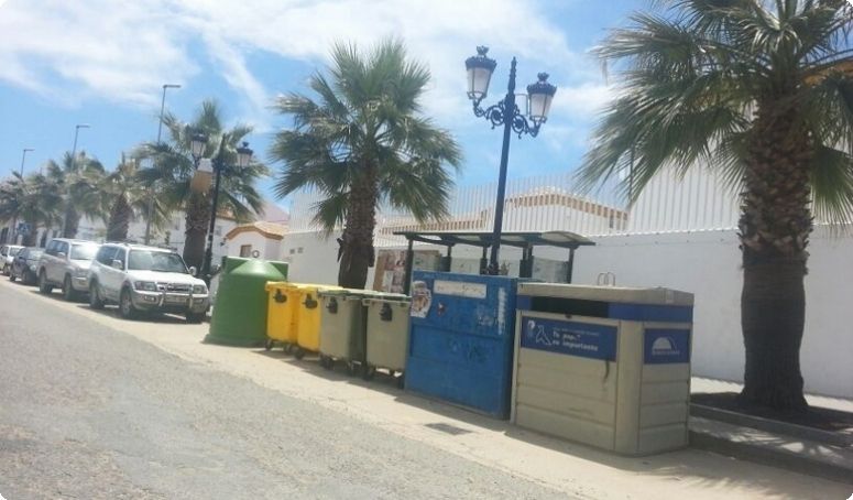 El PSOE denuncia el bloqueo de la parada de autobuses con contenedores de basura